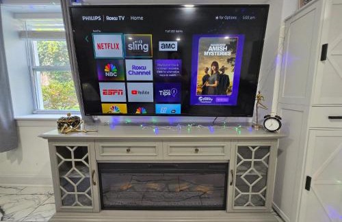 Winston - Salem Apartamento | Winston Ardmore Executive King Bed Suite &hot tub