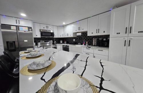 Winston - Salem Apartamento | Winston Ardmore Executive King Bed Suite &hot tub