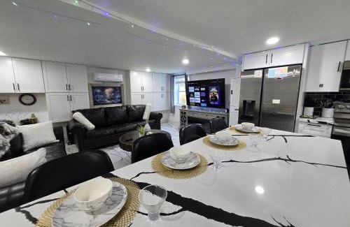Winston - Salem Apartamento | Winston Ardmore Executive King Bed Suite &hot tub