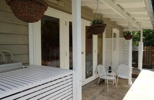 Palmwoods Cama Y Desayuno | Winston Cottage