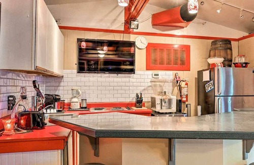 Winston - Salem Apartamento | Winston-Salem Studio w/ Deck ~ 5 Mi to Dtwn!