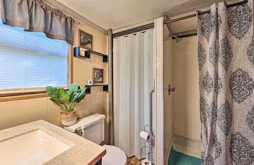 Winston - Salem Apartamento | Winston-salem Studio w/ Deck ~ 5 Mi to Dtwn!