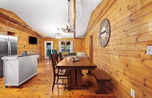 Logan Cabina | Winter Deals! Lux Cabin, Hot Tub, 5 Acres, Games!