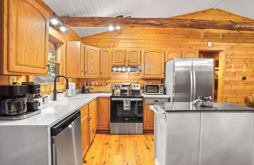 Logan Cabina | Winter Deals! Lux Cabin, Hot Tub, 5 Acres, Games!