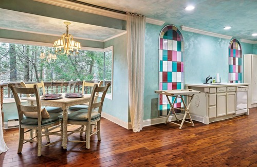 Maggie Valley Cabaña | Winter Getaway 4-bedroom cottage just 10 minutes from Cataloochee Ski Area