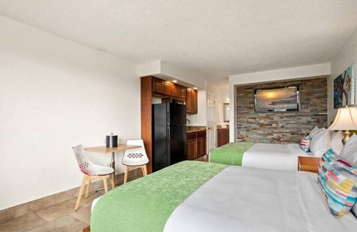 Historic Downtown Kissimmee Hotel | Winter Getaway Suite with Amazing Amenities & Near Theme Parks