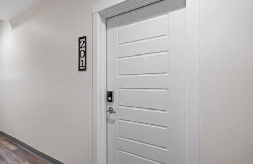 Evansville Apartamento | Winter @ Golden Goose: New Build, King Bed