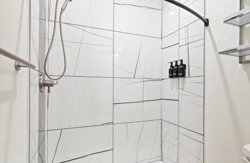 Evansville Apartamento | Winter @ Golden Goose: New Build, King Bed