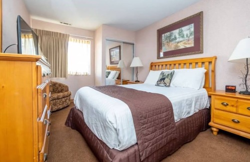Big Bear Lake Complejo | WINTER PARADISE -Lakefront resort, 10 min to skiing, pool, game room, gym