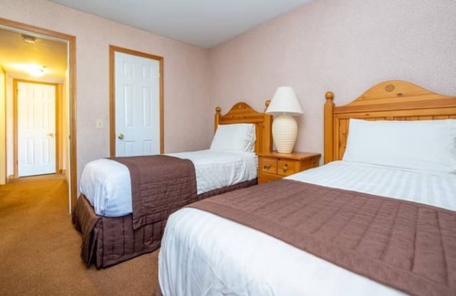Big Bear Lake Complejo | WINTER PARADISE -Lakefront resort, 10 min to skiing, pool, game room, gym