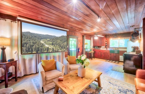 Forest Hills Cabina | Winter Promo: Stylish Cabin Near Dtown Santa Long Stay Open. Pet-friendly!