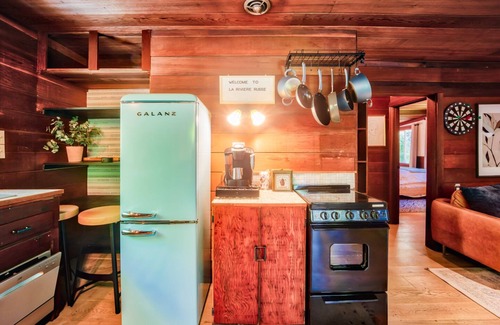 Forest Hills Cabina | Winter Promo: Stylish Cabin Near Dtown Santa Long Stay Open. Pet-friendly!
