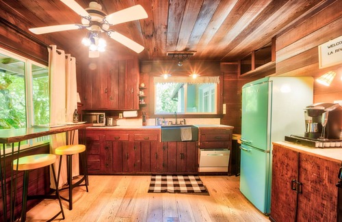 Forest Hills Cabina | Winter Promo: Stylish Cabin Near Dtown Santa Long Stay Open. Pet-friendly!