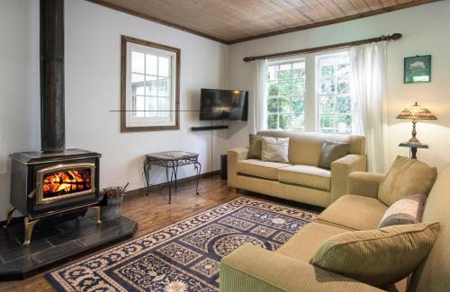 Olinda Villa | Winter Rose - gorgeous gardens sleeps 5