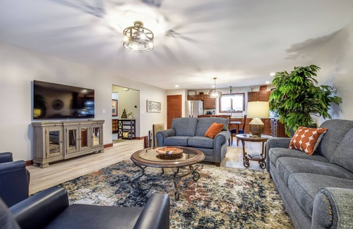New Glarus Casa | Winter Special w/Indoor Parking in Unique New Glarus, see details below.