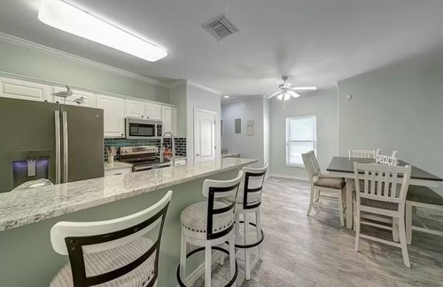 Corpus Christi Condominio | WINTER TEXANS WELCOME- 3 BR 3.5 BA + Garage, 2 Balconies, 2 blocks to Beach!!