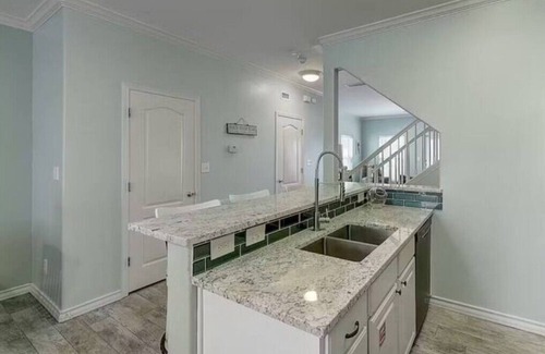 Corpus Christi Condominio | WINTER TEXANS WELCOME- 3 BR 3.5 BA + Garage, 2 Balconies, 2 blocks to Beach!!