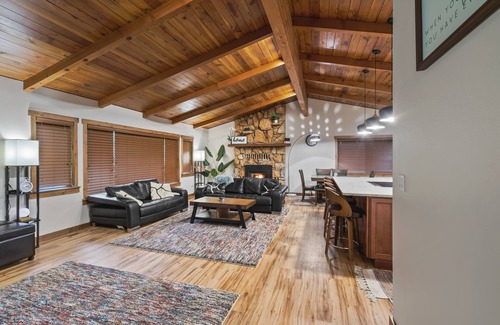 Naches Cabina | Winter Wonderland Cabin w/ Hottub & Cozy Fireplace