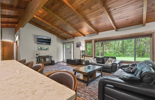 Naches Cabina | Winter Wonderland Cabin w/ Hottub & Cozy Fireplace