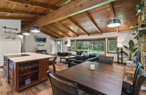 Naches Cabina | Winter Wonderland Cabin w/ Hottub & Cozy Fireplace
