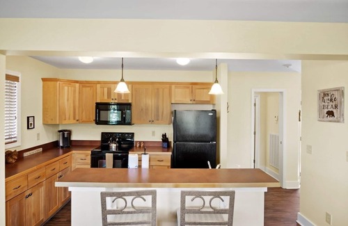 Banner Elk Condominio | Wintergreens R822: Nivel de entrada, vista a la montaña, piscinas, gimnasio, cerca de las atracciones del país