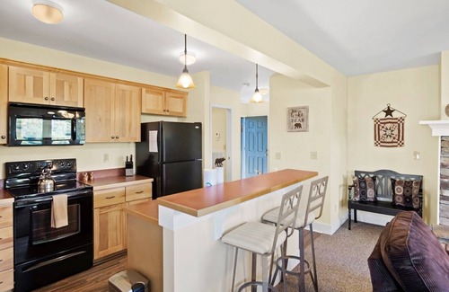 Banner Elk Condominio | Wintergreens R822: Nivel de entrada, vista a la montaña, piscinas, gimnasio, cerca de las atracciones del país