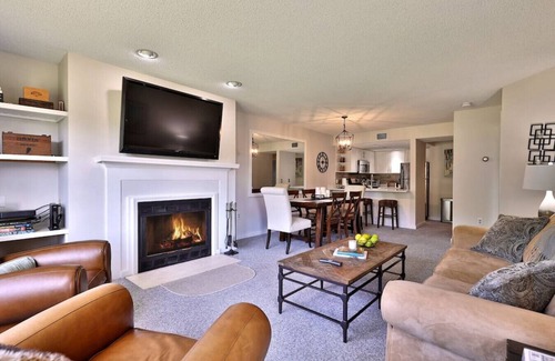 Ludlow Condominio | Winterplace Ski on/Ski off Condo with Fireplace and Space for the Kids!