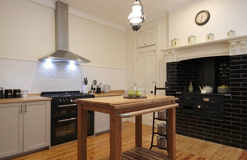 Maldon Cabaña | Winton Cottage Maldon - Heritage Home. Central Heating. Cozy Fireplace. On Sale