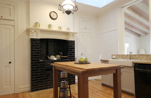 Maldon Cabaña | Winton Cottage Maldon - Heritage Home. Central Heating. Cozy Fireplace. On Sale