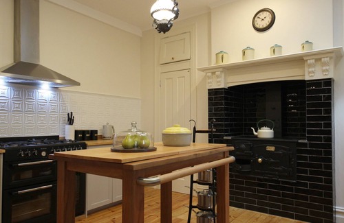 Maldon Cabaña | Winton Cottage Maldon - Heritage Home. Central Heating. Cozy Fireplace. On Sale