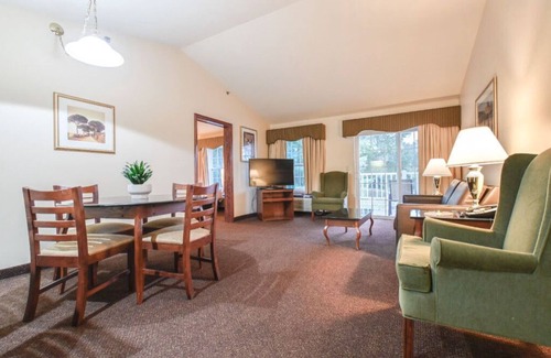 Pembine Apartamento | Wisconsin Escape | Premier Suite | Golf Course