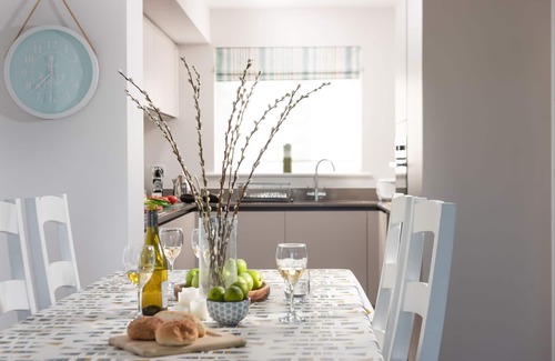 Crantock Casa | Wish You Were Here - A two-bedroom house with an enclosed garden, hot tub and open plan living just