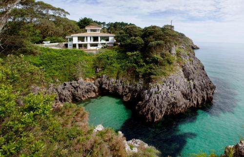 Val de San Vicente Villa | Wishome - Exclusiva villa con piscina al borde del mar con vistas de película