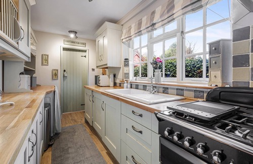 Nantwich Cabaña | WISTERIA COTTAGE, family friendly, with hot tub in Nantwich