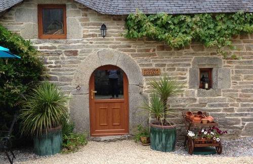 Quistinic Cabaña | Wisteria Cottage - Vine and Wisteria Cottages