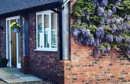 Eaton Mascott Apartamento | Wisteria Cottages are self catering cottages in a beautiful village location