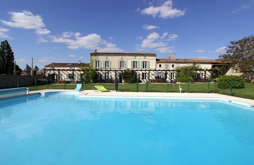 Mortagne-sur-Gironde Cabaña | WISTERIA piscina climatizada rodeada de viñedos y no muy lejos de las playas.