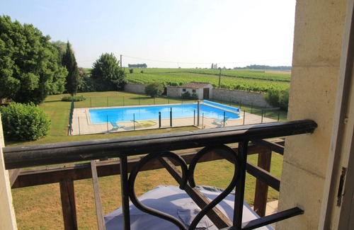 Mortagne-sur-Gironde Cabaña | WISTERIA piscina climatizada rodeada de viñedos y no muy lejos de las playas.