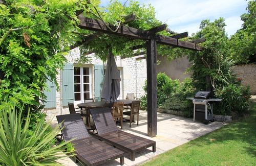 Mortagne-sur-Gironde Cabaña | WISTERIA piscina climatizada rodeada de viñedos y no muy lejos de las playas.