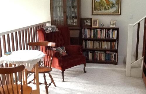 Sooke Cama Y Desayuno | Wisteria Honeymoon Cottage