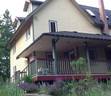 Sooke Cama Y Desayuno | Wisteria Honeymoon Cottage