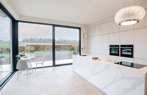 Medmenham Casa | Wisteria House - Sleeps 8, Close to Marlow & Henley-On-Thames