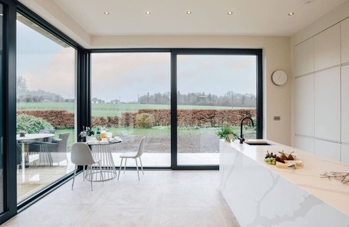 Medmenham Casa | Wisteria House - Sleeps 8, Close to Marlow & Henley-On-Thames
