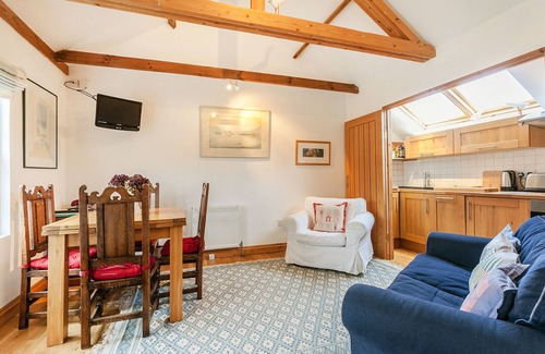 Dartmouth Cabaña | Wisteria Suite