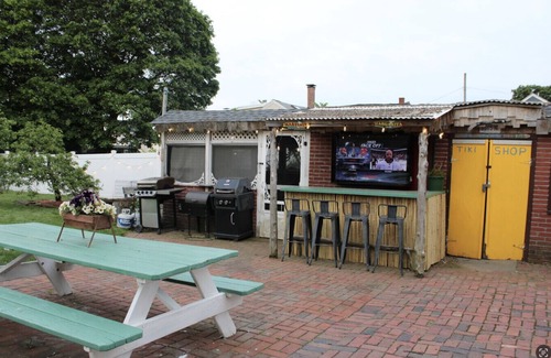 Salem Apartamento | Witch City Retreat w/ Tiki Bar