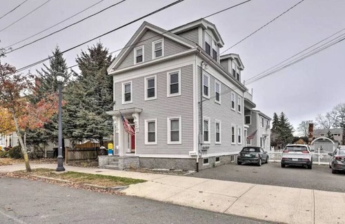 Salem Apartamento | Witch City Retreat w/ Tiki Bar