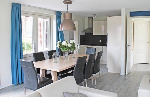 Breskens Casa | With its 4 bedrooms, this property can accommodate 8 people.