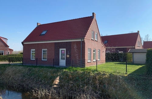 Breskens Casa | With its 4 bedrooms, this property can accommodate 8 people.