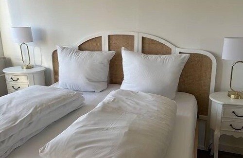 Bramfeld Apartamento | With its special style in Shabby Chic, this lovingly furnished apartment will take you back in time. The apartment is equipped with a double bed, kitchenette, a comfortable couch and cupboards, as well as a beautiful bathroom with shower. A pretty dini...