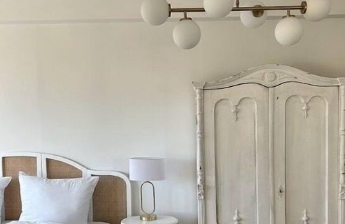 Bramfeld Apartamento | With its special style in Shabby Chic, this lovingly furnished apartment will take you back in time. The apartment is equipped with a double bed, kitchenette, a comfortable couch and cupboards, as well as a beautiful bathroom with shower. A pretty dini...